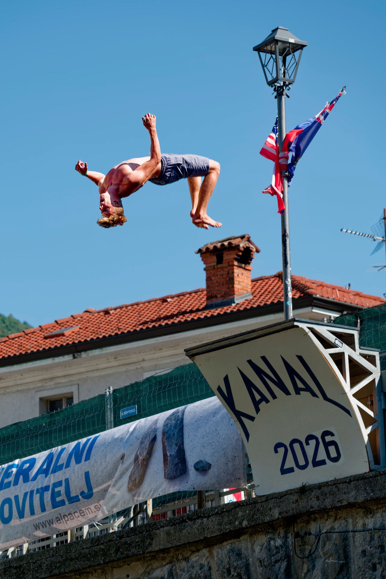 Diver jumping off the 17 meter high stone Kanal bridge